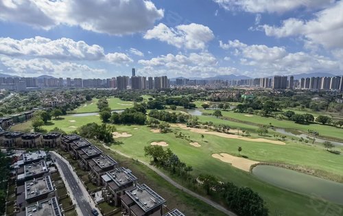 保利阳光城环境优美除了家门口有公园仅一路之隔便是160万平米高尔夫