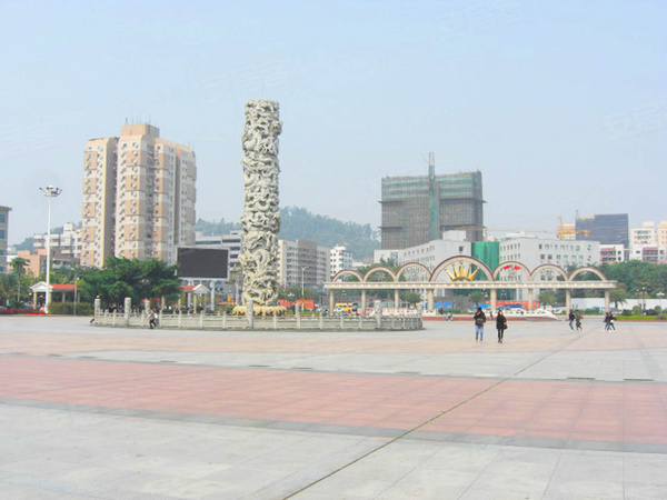馨领域万福广场,距项目约千余米距离,日常可至此散步游玩晨练.