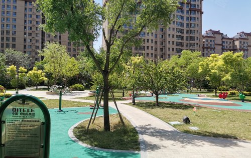 小区中央公园,儿童游乐场,健身器材