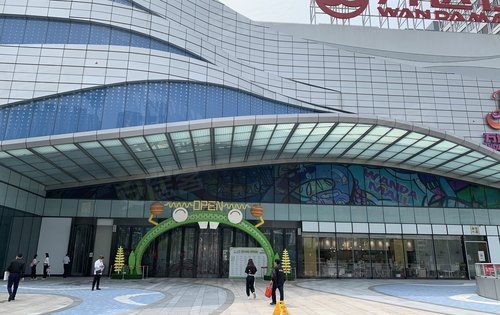 项目一街之隔的万达茂和东渡蛙城,加起来90万方的商业,门口就是地铁站