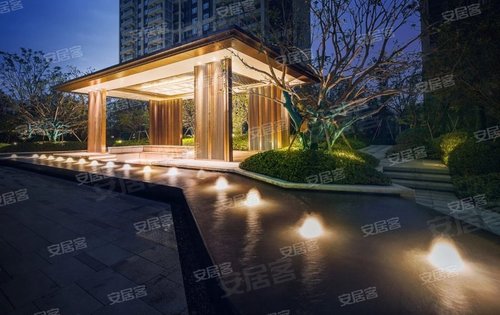 龙湖春江郦城小区园林景观开放中.