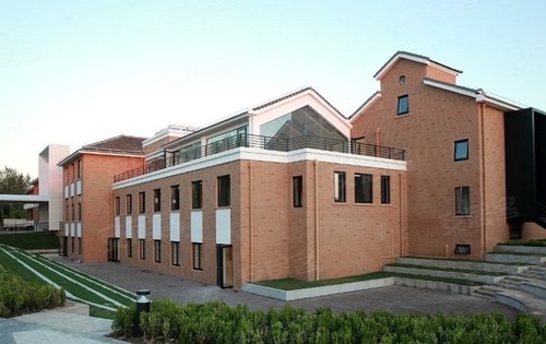 项目2公里范围内公立学校有第二幼儿园,中心幼儿园,佘山学校和佘山