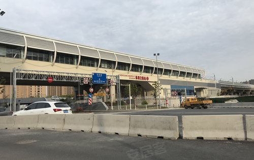 周边商业印象城,陈翔路地铁口已经建好