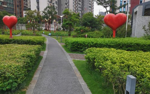 图片是我们楼盘小区门口的市政公园,公园绿色率高,内有休闲跑道,儿童