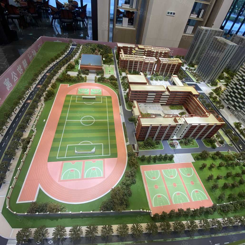 学校沙盘模型,环境非常好.师资力量雄厚,软件硬件齐全.