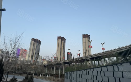 体育场近在咫尺，楼间距宽，