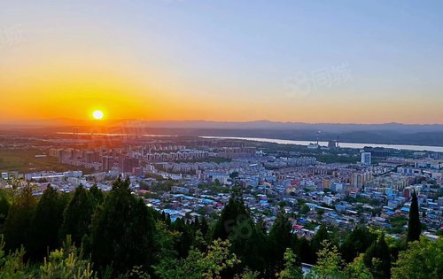 项目两公里，南山，景色宜人，周末爬爬山，吸吸新鲜空气，迎接新的一周