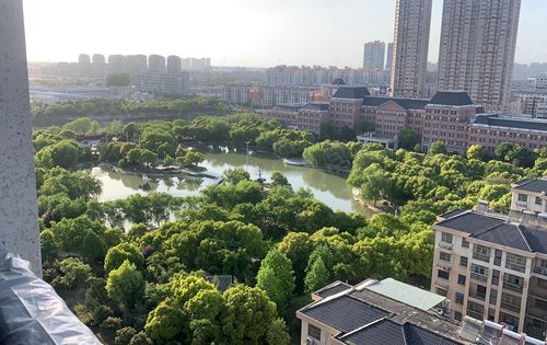 百悦府旁边龙池公园