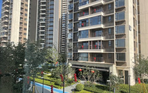 柳州万科城_柳州万科城二楼阳台看下去,小区的园林景观跑道小孩的游玩