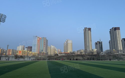 体育场近在咫尺，楼间距宽，