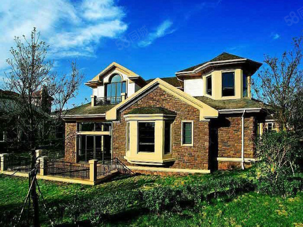 保利十二橡树庄园效果图：项目将打造北美风情别墅，居住环境十分舒适。