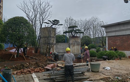 下雨天，大门也在施工中