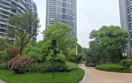 走在小区的路上，美滋滋