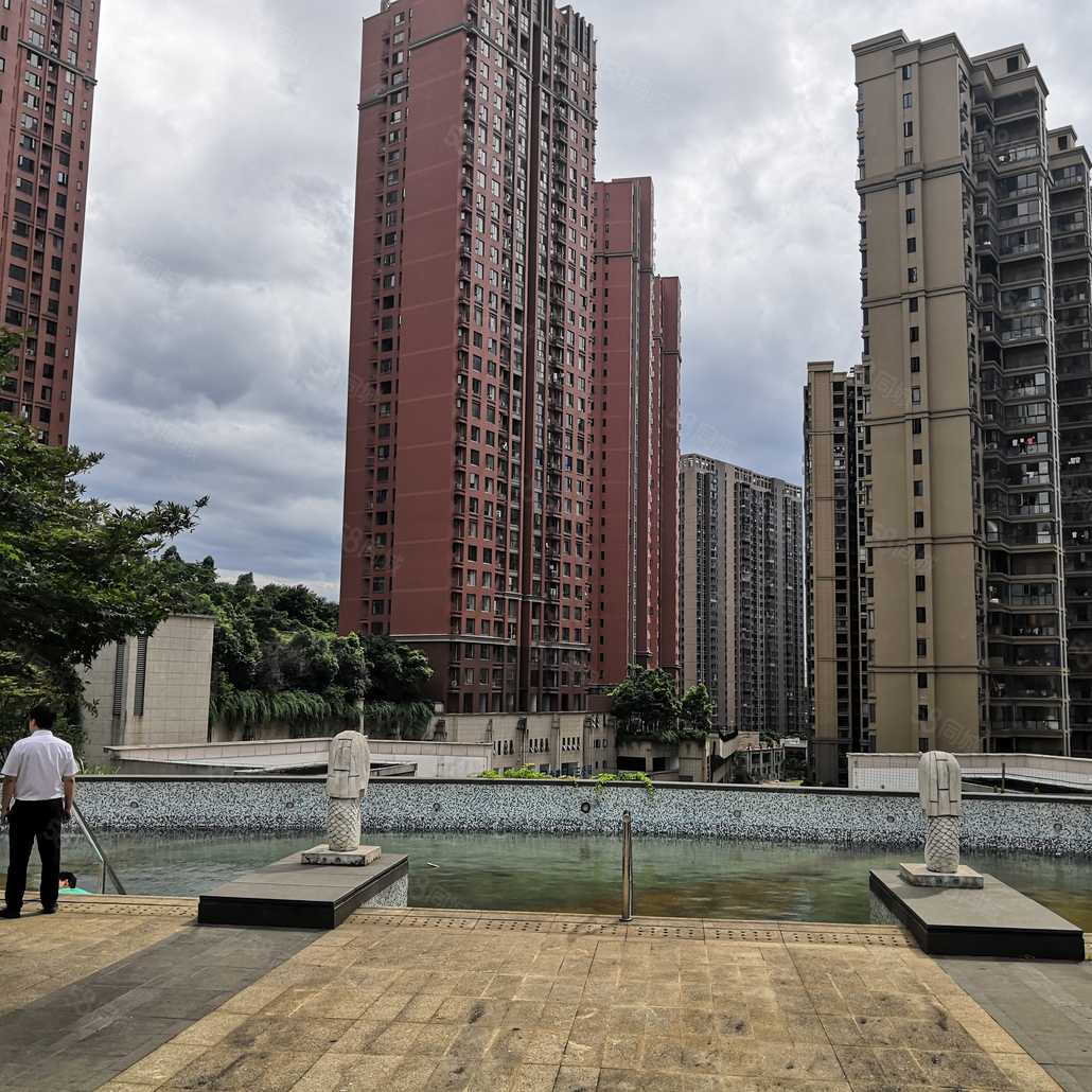 社区配套泊富君庭小区一角社区配套泊富君庭无边际泳池即将对外开放