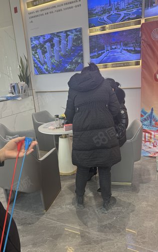 今天看房的人很多.