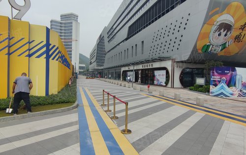 华宇麓城荟，旁边200米就是S1轻轨站，交通方便，到机场9站直达