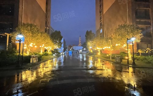 美美的灯光和下雨天更配哦[色]
万汇广场增设了好看的园林灯光
快来打卡吧