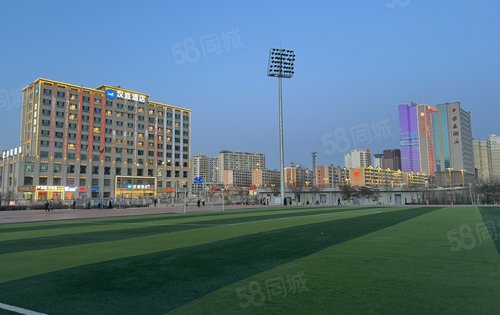 体育场近在咫尺，楼间距宽，