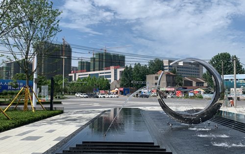 项目对面就是潜江新建的妇幼保健医院住在这里相当便利哦不会再为就医