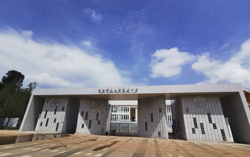 云师大实验中学从门头可以看出,搬迁后直接去掉了"昆明湖校区"五个字