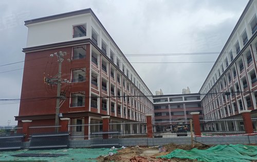 项目旁的仙女湖学校正式招生了