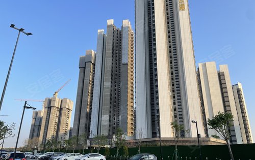 天悦云湖一期全面封顶准备交付