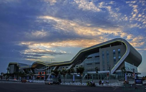 青白江东站,位于四川省成都市青白江区同华大道西延线与108国道交叉