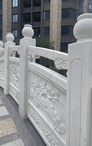 今日社区拍摄汉白玉石桥每座桥图案都不一样
