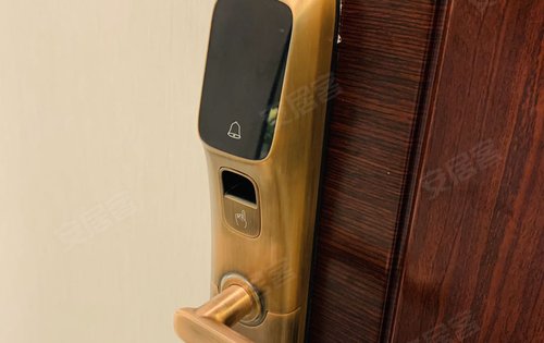 碧桂园十里春风动态:1入户配备智能门锁,钥匙,指纹,密码,刷卡四种开锁