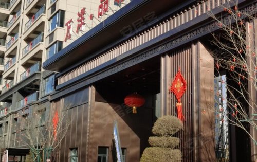 内黄万洋品尊国际动态:品尊国际小区南大门-安阳安居客