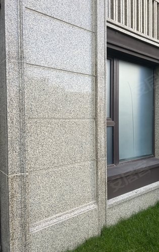 小区外立面展示石材与真石漆