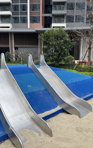 星辉社区里找到了童年的回忆滑滑梯