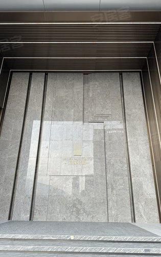 接待前厅大堂的水波纹石材主墙与右侧的水景交相呼应,用石材的尤ゥ