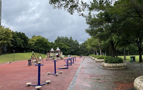 小区配套白鹭湖占地2万平体育公园涵盖有400米跑道足球场篮球场2550