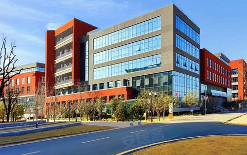 园区东入口  多层办公外观.