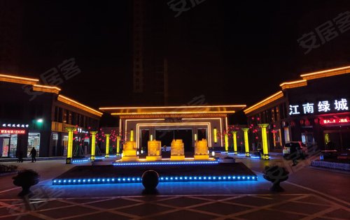 小区大门口夜景!