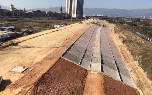 西环路在建设当中