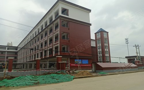 项目旁的仙女湖学校正式招生了