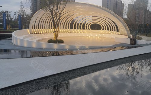 碧桂园凤凰城动态:碧桂园市政展示面,包括镂空艺术框架,弧形水景,下沉