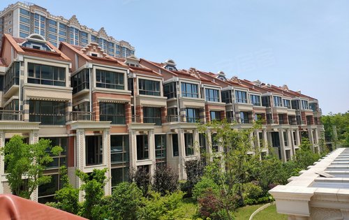 湖畔天下三期别墅实景图,目前在售:中间套197平,送58平挑高5.