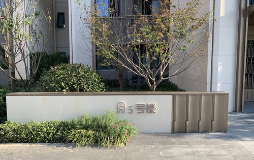 配有楼号标识的入户景墙