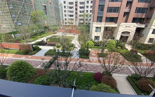 金地自在城动态:金地自在城三期dk25领峯低密组团，褐石系列，小区实拍现场，总层高8层楼，横厅设计，...-重庆安居客