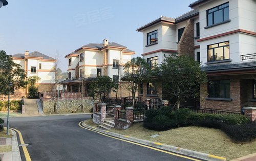 用户点评更多点评(共22条)>>m***q这个叠拼别墅在湖边,很喜欢.