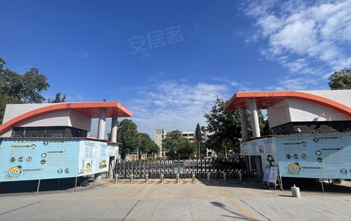 惠州仲恺百年老校,仲恺第二学校,小学和初中,就在星河冠誉府对面几百