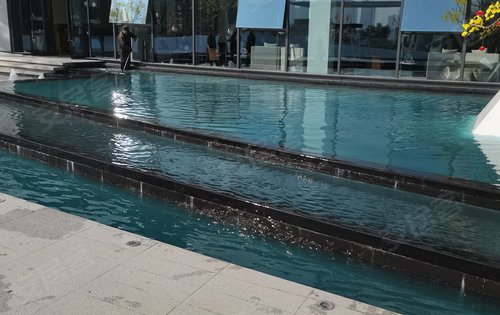 售楼部这样的水系看着就舒服