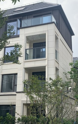 这是我们的别墅区,外立面呈白色的,质感很好,用的是真石涂料,看看喜不