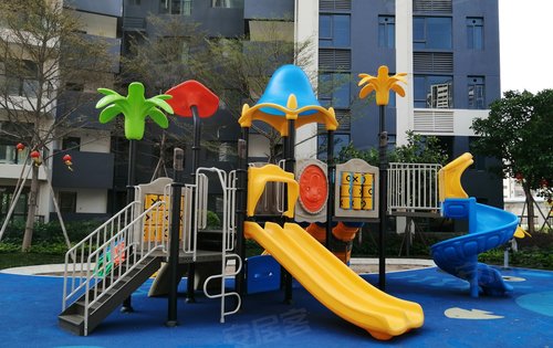 小区的儿童游乐场球场和各种时花