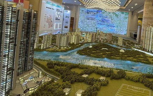 亚运城天逸,天逸沙盘展示:揽江/湾/岛/山/园/林,如画铺开,对岸是小