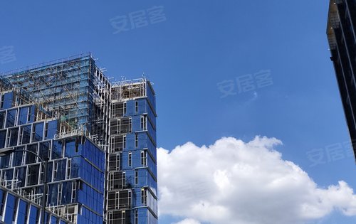 天空,云朵和玻璃幕墙的搭配,无需任何文案-杭州安居客