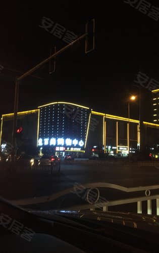 夜晚的百尚购物中心丰富多彩助力美好生活